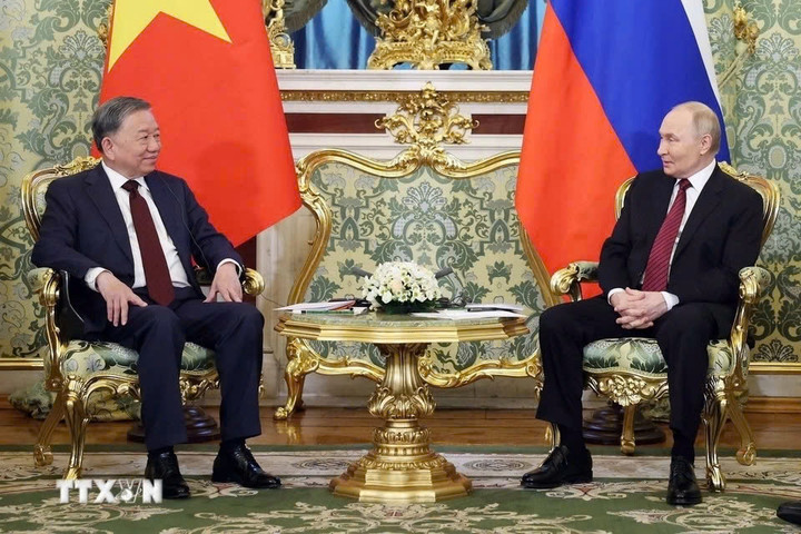 Cũng trong cuộc hội đàm, Tổng Bí thư Tô Lâm đã đề nghị hai bên tăng cường trao đổi đoàn các cấp, các kênh; đẩy mạnh hợp tác kinh tế - thương mại, đầu tư; hợp tác giao thông - vận tải; sớm mở điểm nghiên cứu, thử nghiệm vaccine chống ung thư tại Việt Nam, hướng tới chuyển giao công nghệ và sản xuất thuốc, vaccine tại Việt Nam… Tổng Bí thư đề nghị Nga xem xét miễn thị thực cho công dân Việt Nam, nhất là công tác ngắn hạn, tăng cường visa điện tử. Hai nhà lãnh đạo cũng đã trao đổi về các vấn đề quốc tế và khu vực mà hai bên cùng quan tâm. (Ảnh: TTXVN)