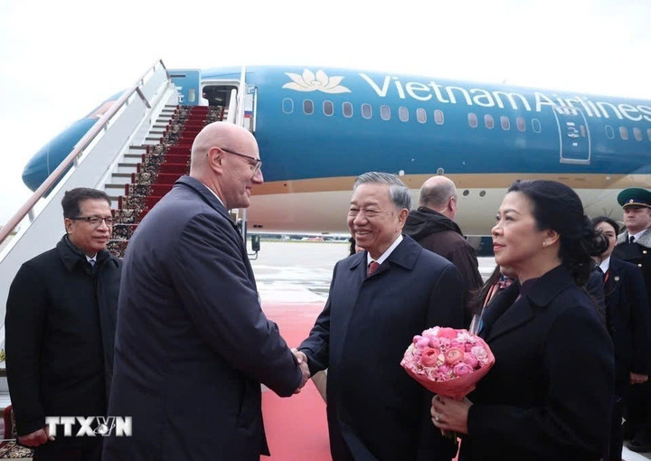 Chiều 11/5, Tổng Bí thư Tô Lâm và Phu nhân cùng đoàn đại biểu cấp cao Việt Nam rời Moscow, kết thúc tốt đẹp chuyến thăm chính thức Nga, tiếp tục lên đường thăm cấp Nhà nước tới Belarus. (Ảnh: TTXVN)