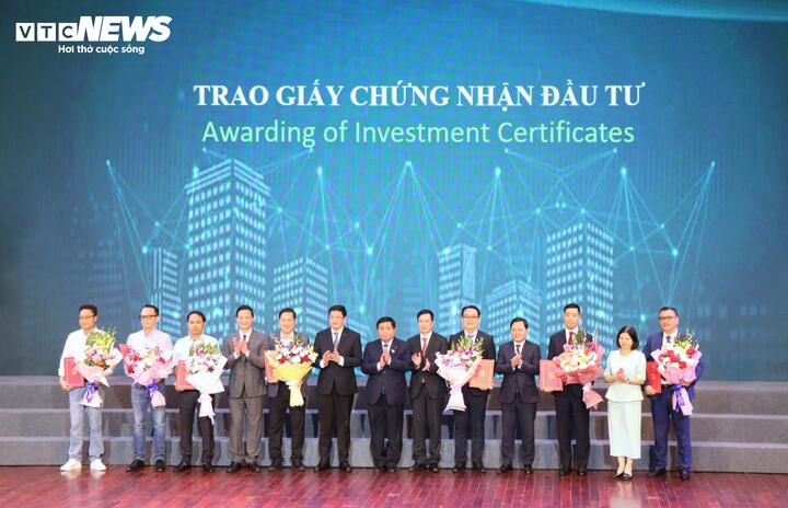 Phó Thủ tướng Nguyễn Chí Dũng, lãnh đạo tỉnh Bắc Ninh trao Giấy chứng nhận đăng ký đầu tư cho 7 doanh nghiệp tiêu biểu.