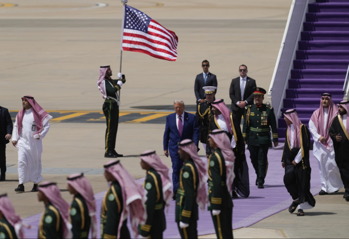 Tổng thống Donald Trump và Thái tử Saudi Mohammed bin Salman tại sân bay Quốc tế King Khalid ở Riyadh, Ả Rập Xê-út. (Ảnh: AP)