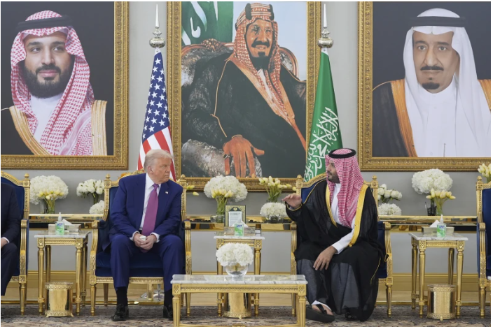 Tổng thống Donald Trump và Thái tử Mohammed bin Salman phát biểu trong buổi lễ uống cà phê tại Nhà ga Hoàng gia của Sân bay Quốc tế King Khalid ở Riyadh. (Ảnh: AP)