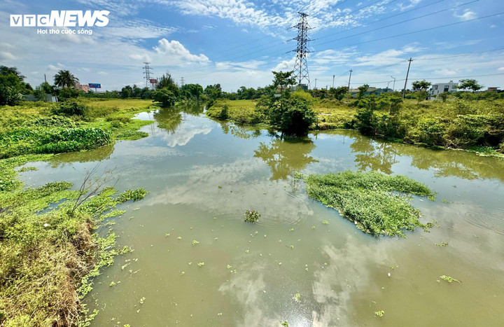 Những ngày gần đây, người dân thị trấn La Hà, huyện Tư Nghĩa, tỉnh Quảng Ngãi, bày tỏ sự lo lắng trước tình trạng nước sông Bàu Giang (đoạn chảy qua thị trấn La Hà) đột nhiên chuyển sang màu đục ngầu, bốc mùi hôi thối nồng nặc.