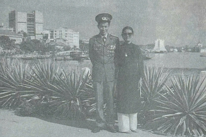 Lý lịch ông Tư Cang trong hồ sơ mật của địch chỉ vỏn vẹn vài dòng: "Phó Chính ủy tình báo Miền, người trắng, cao, bắn súng hai tay, thích văn nghệ. Quê quán: Chưa xác định. Gia đình: Chưa xác định". Ông đi làm cách mạng năm 1947, lúc vợ mang thai con đầu lòng. Cũng từ đó, ông mất liên lạc với gia đình suốt gần 30 năm. Tối 30/4/1975, khi Sài Gòn vừa giải phóng, ông trở về đoàn tụ với gia đình.
