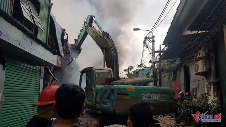 Lực lượng chức năng khẩn trương dập lửa.