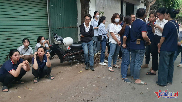 Hàng chục công nhân Công ty TNHH thương mại Sách Nhân Dân hốt hoảng chạy thoát thân ra ngoài.