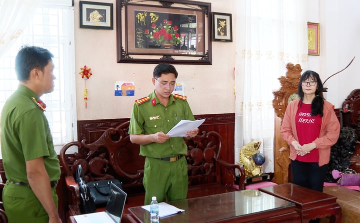 Cơ quan điều tra tống đạt quyết định tố tụng đối với bị can Nguyễn Ngọc Thúy. (Ảnh: Trọng Thức)