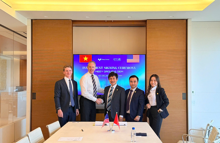 Ông Chris F. Brown – Giám đốc GEM (áo trắng) và ông Hoàng Mai Chung – Chủ tịch HĐQT Meey Group tại lễ ký kết.
