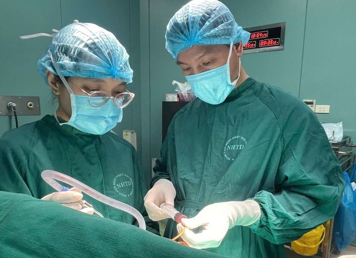 Bệnh nhân nói chuyện với bác sĩ suốt ca mổ não