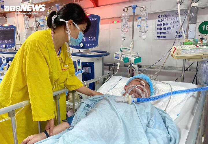 Chị Lan túc trực chăm sóc anh trai.