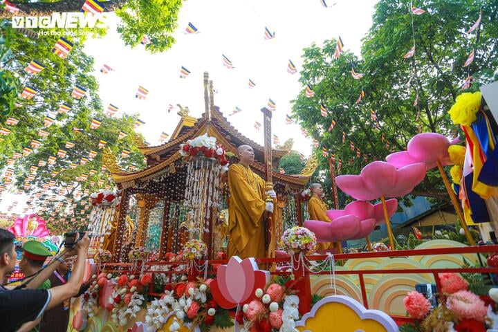 Xá lợi Đức Phật được cung rước từ sân bay Nội Bài về tới chùa Quán Sứ chiều 13/5. (Ảnh: Viên Minh)