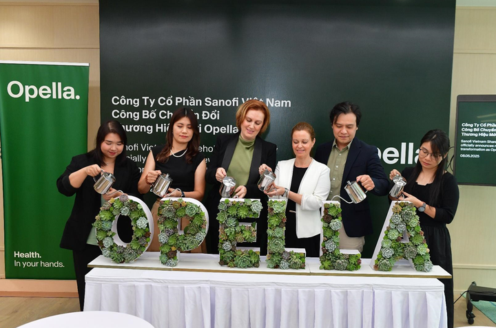 Ban lãnh đạo Opella Việt Nam thực hiện nghi thức biểu trưng cho sự phát triển bền vững của doanh nghiệp.