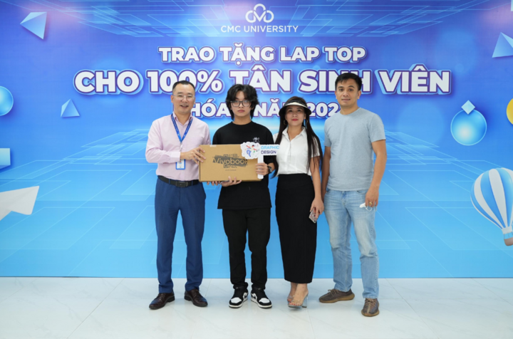 Trường Đại học CMC trao tặng laptop cho tân sinh viên nhập học năm 2024.