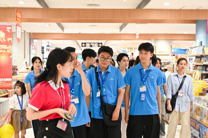 Sinh viên Trường Đại học CMC trong chương trình Company Tour tại AEON Mall.