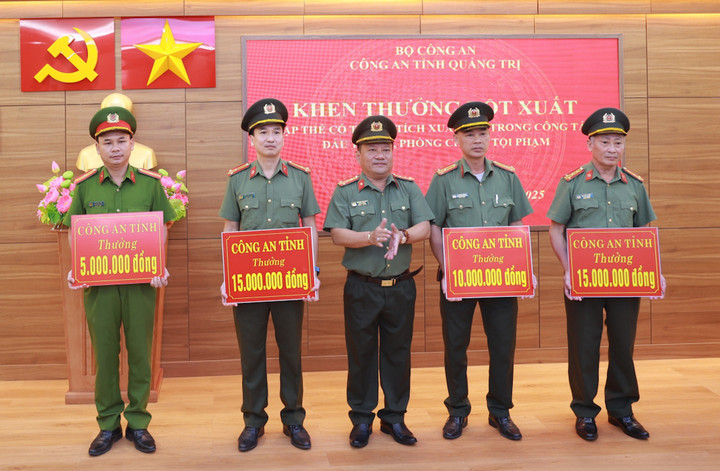 Đại tá Nguyễn Viết Ánh thay mặt Công an tỉnh Quảng Trị tặng thưởng cho các đơn vị tham gia phá chuyên án mang bí số TNL8. (Ảnh: CA Quảng Trị)