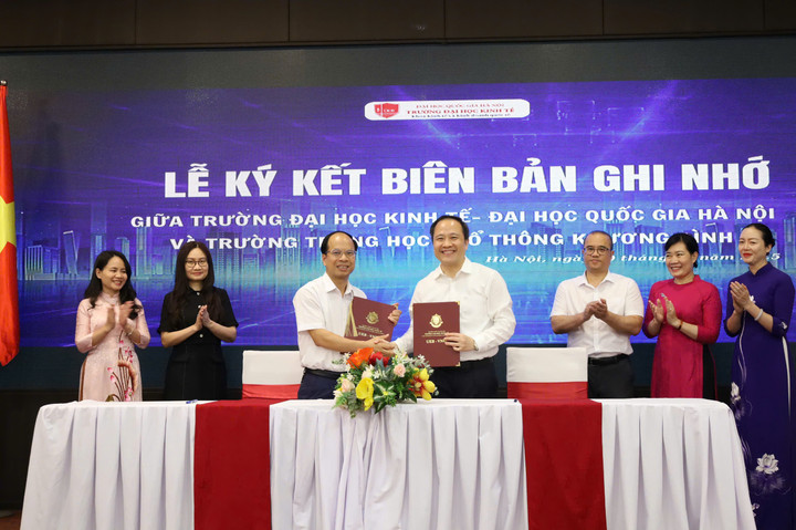Ký kết biên bản ghi nhớ hợp tác với 4 trường THPT của Đại học Kinh tế - Đại học Quốc gia Hà Nội.