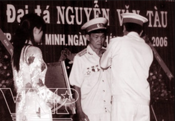 Sau ngày đất nước thống nhất, ông tiếp tục cống hiến trong giai đoạn bảo vệ biên giới phía Bắc và thực hiện nghĩa vụ quốc tế tại Campuchia. Ông Tư Cang về hưu năm 1980, được xếp thương binh hạng 2/4. Ông được phong Anh hùng Lực lượng vũ trang Nhân dân năm 2006.