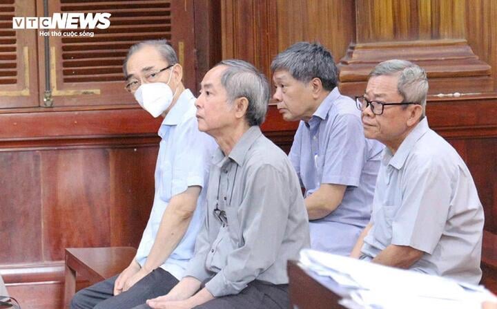 Các bị cáo tại toà.