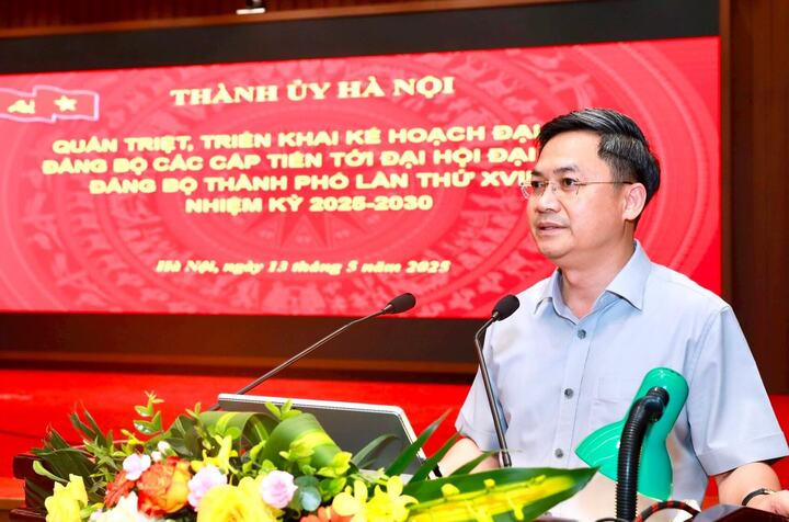 Trưởng ban Tổ chức Thành ủy Hà Nội Hà Minh Hải truyền đạt Hướng dẫn 09 tại hội nghị. (Ảnh: Viết Thành).