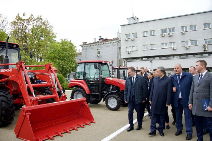 Tổng Bí thư Tô Lâm thăm Nhà máy Máy kéo Minsk.