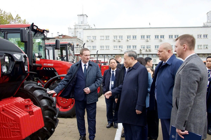 Tổng Bí thư Tô Lâm thăm Nhà máy Máy kéo Minsk.