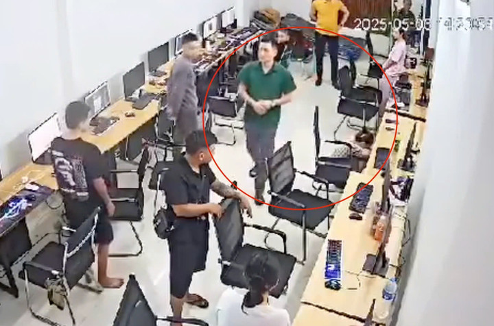 Người đàn ông mặc thường phục bị tố đánh cô gái. (Ảnh chụp màn hình)