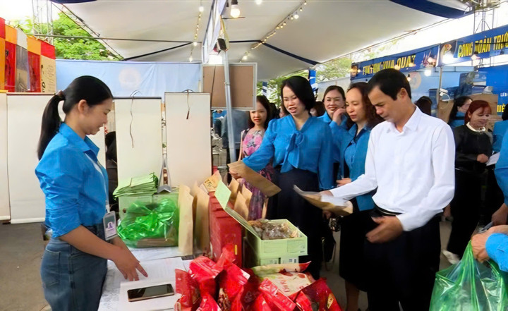 Lãnh đạo huyện Yên Phong tham quan gian hàng trong Ngày hội Công nhân lao động, hưởng ứng tháng công nhân, tháng hành động về An toàn vệ sinh lao động năm 2025.