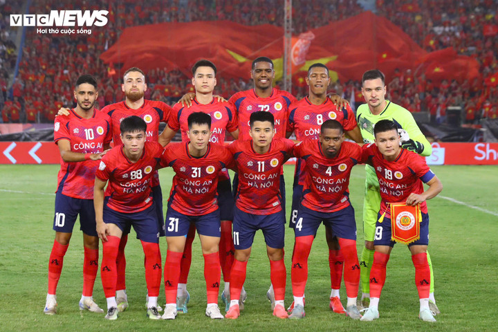 CLB Công an Hà Nội thi đấu trong trang phục màu đỏ. (Ảnh: Kim Chi)