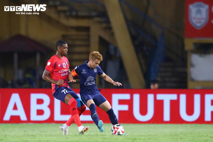 CLB Công an Hà Nội chiếm ưu thế. (Ảnh: Kim Chi)