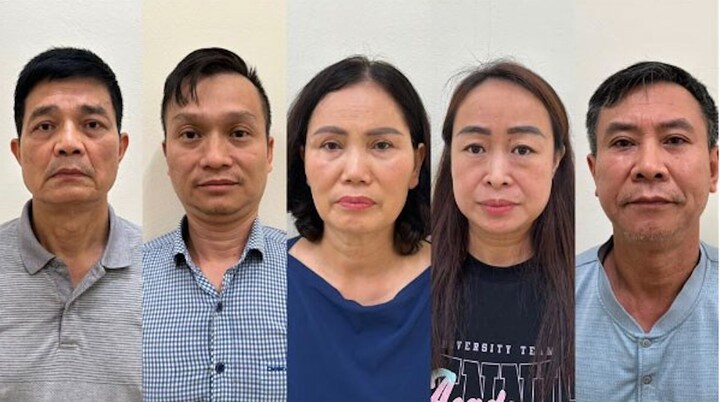 Ông Nguyễn Thanh Phong (ngoài cùng bên trái) và các bị can vừa bị khởi tố trong vụ thực phẩm chức năng giả. (Ảnh: Bộ Công an).