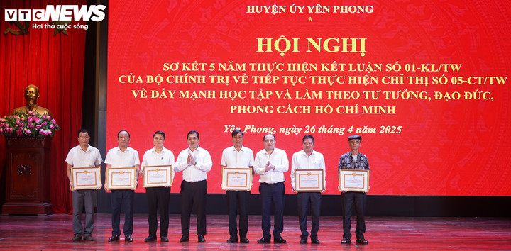 Bí thư Huyện ủy Yên Phong Hoàng Bá Huy và Phó Bí thư Thường trực Huyện ủy Nguyễn Văn Ngọc trao Giấy khen của Ban Thường vụ Huyện ủy cho các tập thể tiêu biểu.