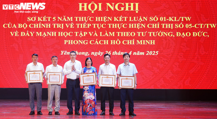 Chủ tịch UBND huyện Nguyễn Văn Hoàn trao Giấy khen của Ban Thường vụ Huyện ủy cho các cá nhân tiêu biểu.