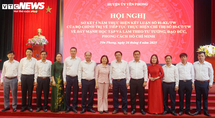 Lãnh đạo tỉnh Bắc Ninh và huyện Yên Phong chụp ảnh lưu niệm với các đại biểu dự hội nghị.