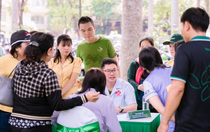 Người dân được các Bác Sĩ tư vấn dinh dưỡng tại Ngày Dinh dưỡng cộng đồng 2025