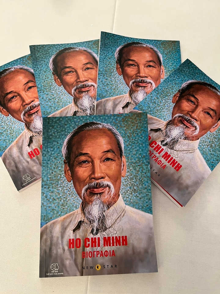 Suốn sách “Tiểu sử Hồ Chí Minh” bằng tiếng Hy Lạp.