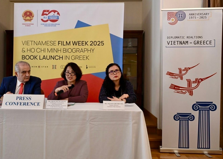 Đại sứ Phạm Thị Thu Hương phát biểu tại lễ ra mắt sách.