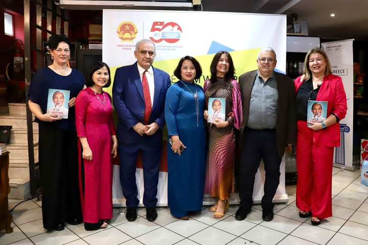 Đại sứ Phạm Thị Thu Hương và các đại biểu, bạn bè Hy Lạp trong buổi ra mắt sách "Tiểu sử Hồ Chí Minh" bằng tiếng Hy Lạp.