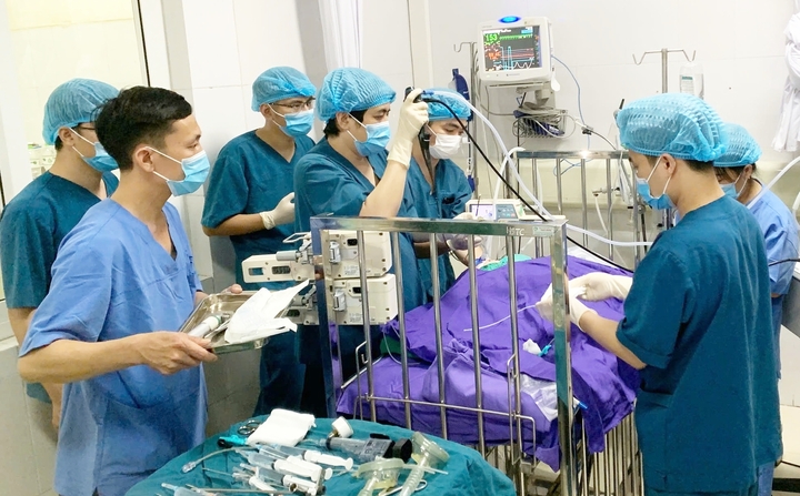 Trẻ 17 tháng ngừng tim do hóc kẹo lạc