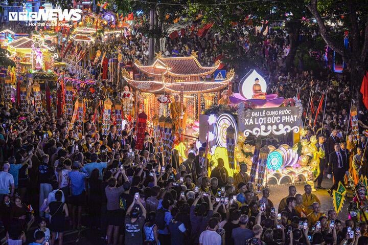 Hàng vạn người dân, phật tử tham gia vào đoàn cung rước xá lợi Phật đi qua các tuyến đường trung tâm quận Hoàn Kiếm, Hà Nội, tối 13/5. (Ảnh: Viên Minh)