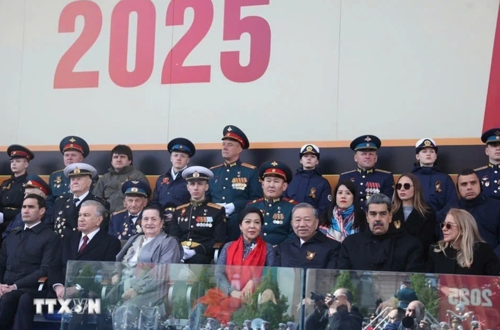 Tổng Bí thư Tô Lâm và Phu nhân cùng hơn 20 nhà lãnh đạo trên thế giới tham dự Lễ duyệt binh kỷ niệm 80 năm Ngày Chiến thắng trong chiến tranh Vệ quốc vĩ đại trên Quảng trường Đỏ ở Thủ đô Moscow. (Ảnh: TTXVN)