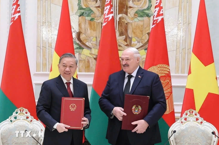 Tổng Bí thư Tô Lâm và Tổng thống Aleksandr Lukashenko ký Tuyên bố chung về việc thiết lập quan hệ Đối tác chiến lược Việt Nam - Belarus. (Ảnh: TTXVN)