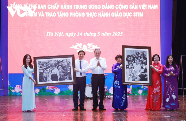 Tổng Bí thư Tô Lâm tặng quà cho nhà trường.