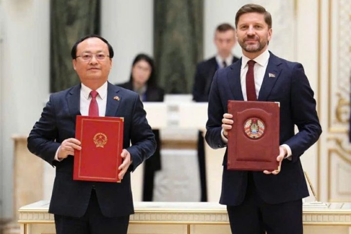 Ông Đỗ Tiến Sỹ, Tổng Giám đốc VOV và ông Ivan Eismont, Tổng Giám đốc Đài Phát thanh Truyền hình Quốc gia Belarus ký kết thỏa thuận hợp tác.