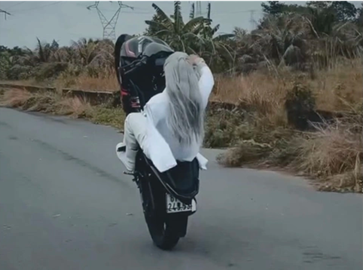 Sau đó bốc đầu xe bằng 1 tay. (Ảnh: Mạng xã hội)