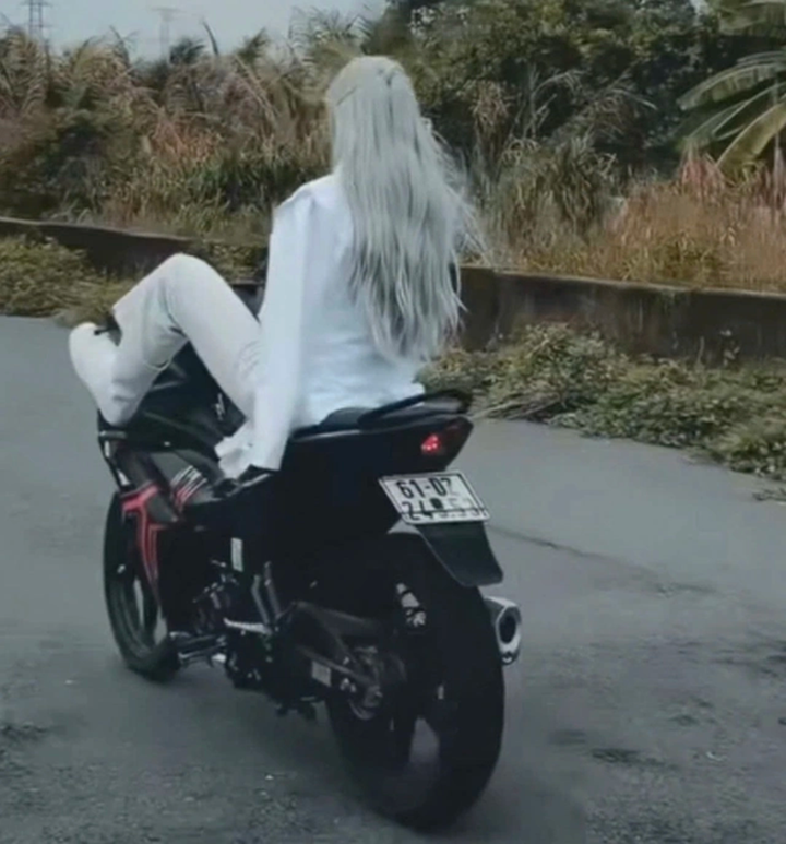 Người đàn ông điều khiển xe máy bằng chân. (Ảnh: Mạng xã hội)