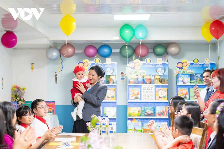 Phu nhân Ngô Phương Ly thăm lớp học tiếng Việt tại Belarus - 1