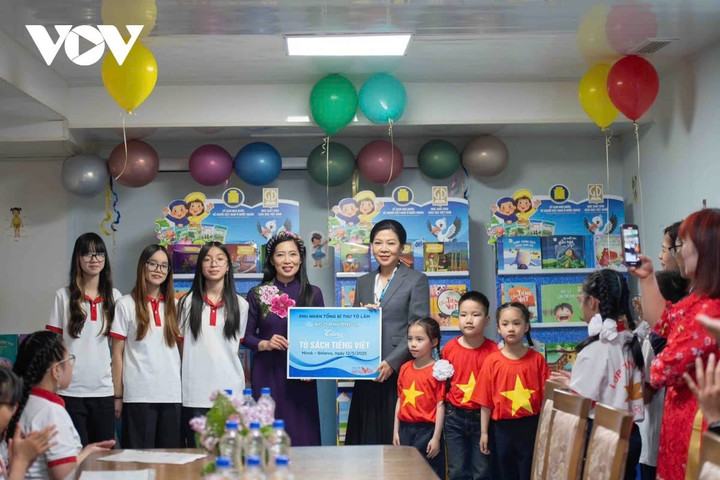 Phu nhân Ngô Phương Ly thăm lớp học tiếng Việt tại Belarus - 2