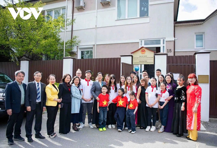 Phu nhân Ngô Phương Ly thăm lớp học tiếng Việt tại Belarus - 3