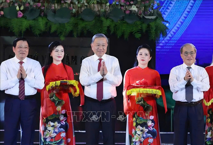 Tổng Bí thư Tô Lâm và các đại biểu thực hiện nghi thức cắt băng khánh thành tượng “Bác Hồ về thăm quê”. (Ảnh: Thống Nhất/TTXVN)