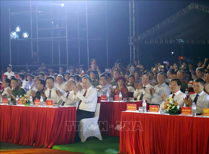 Tổng Bí thư Tô Lâm và các đại biểu dự khai mạc Lễ hội Làng Sen. (Ảnh: Thống Nhất/TTXVN)