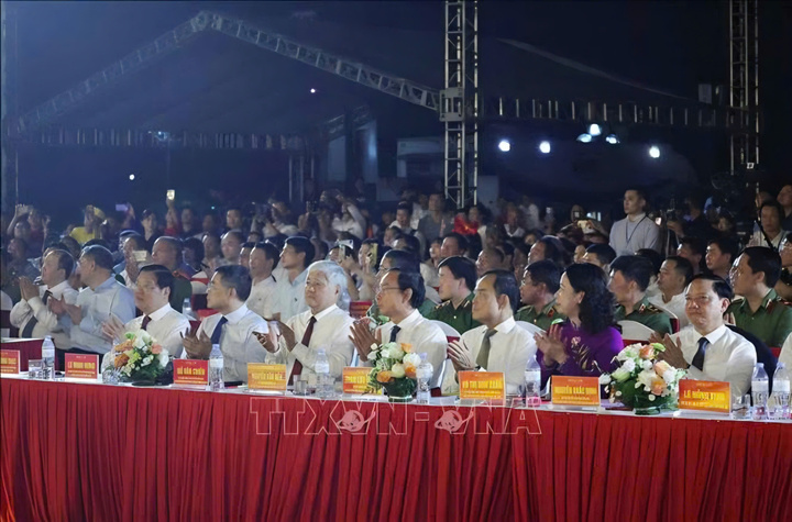 Các đồng chí lãnh đạo Đảng, Nhà nước và đại biểu tham dự buổi lễ. (Ảnh: Thống Nhất/TTXVN)